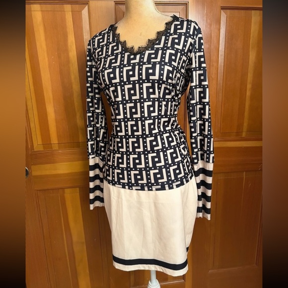 Designer 2-Piece skirt suit - Picture 16 of 16